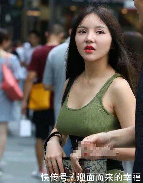街拍同样是“大菠萝”，怎么差别那么大谁才是你的最爱！