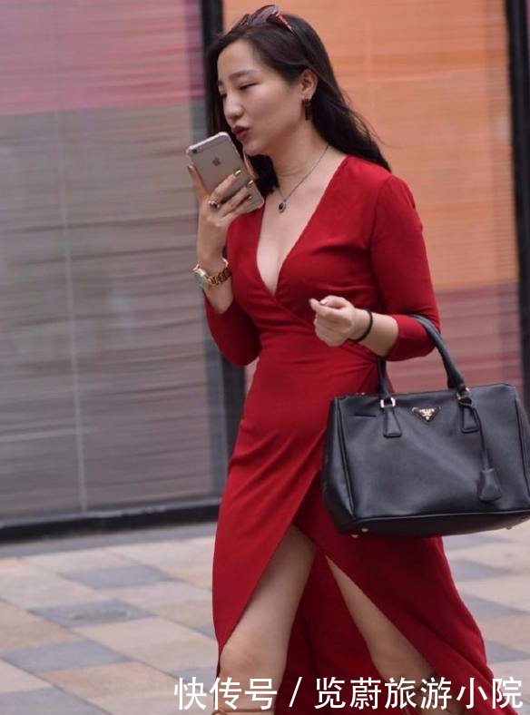 路人街拍拥有魔鬼身材的长腿妹子，一颦一笑都让人心动