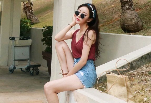 街拍桂林这边最养眼的风景莫过于长腿美女了!各种新潮服饰,露脐