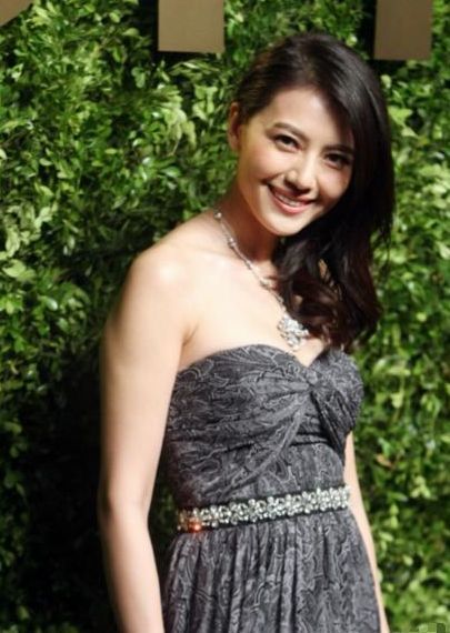 38岁高圆圆现身街头，头发乱成枯草，网友：确定这是气质女神？