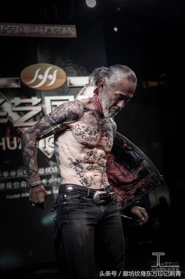 这位68岁的大爷最帅模样，全身刺青霸气侧漏，工作是个牧师