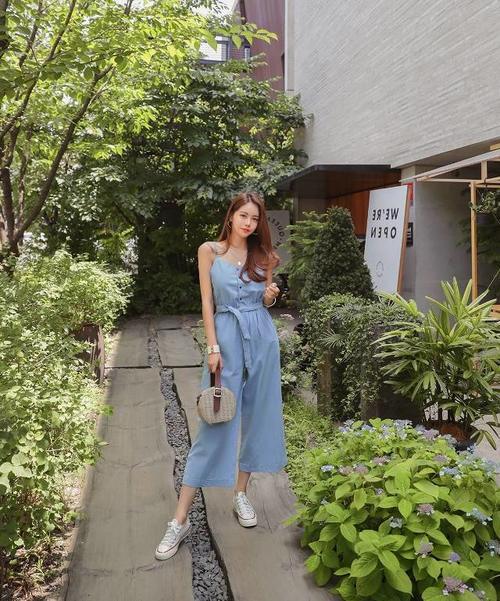 人像摄影：拍照时尽量展现模特的修长美腿，给人别样的性感与韵味