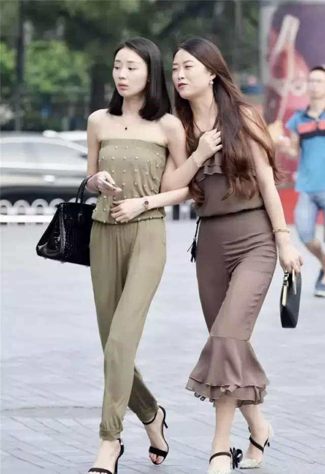 美女小姐姐纯洁可爱丰姿绰约，满屏大长腿！