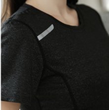 健身房的妹子真会穿，紧身健身服勾勒腰线，让你在人群中耀眼夺目