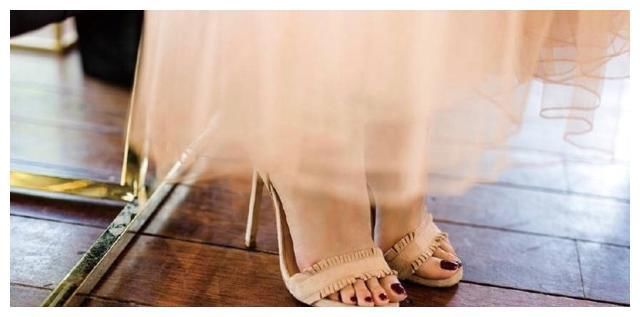 董洁时尚街拍写真，米色露趾高跟鞋搭配长裙 迷人的美脚丫