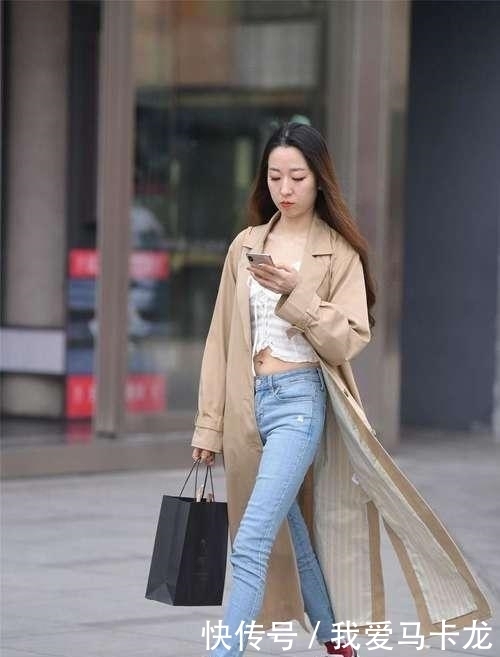 美女:街拍喜欢健身的美女,瑜伽裤搭配一件米色卫衣,身材好气质佳!