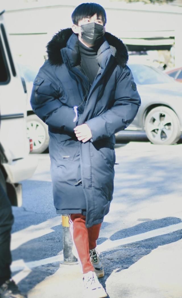 感受一波易烊千玺对红色运动裤的执念，870的价格从冬天穿到夏天