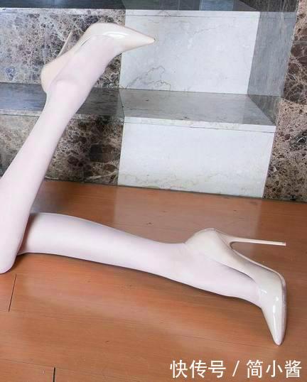 做工精致的尖头细跟高跟鞋,让你整体看起来性感且美美的