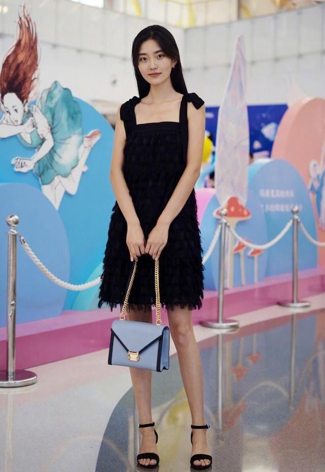  别致■小姐姐一条黑色的长裙穿搭的格外淡雅别致