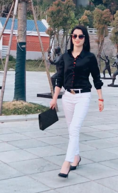  「黑色」黑色衬衫的搭配，烘托出轻熟美女的“高冷女神”气息!