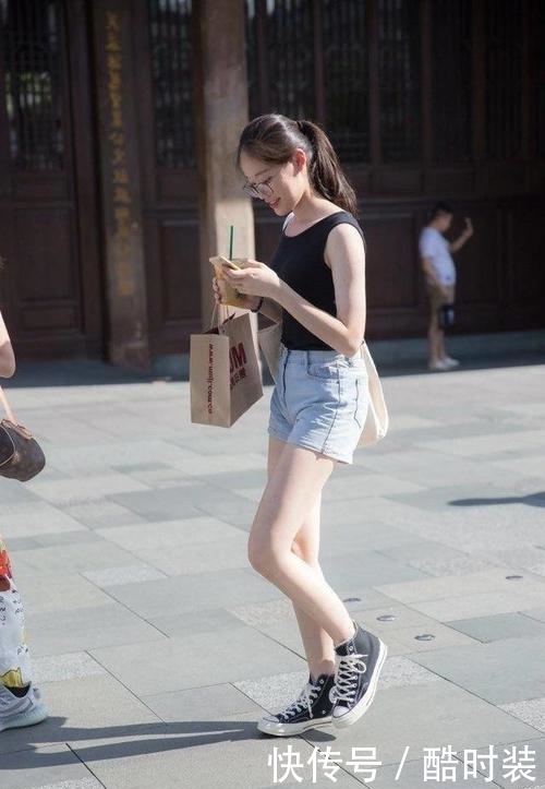 穿着■路人街拍,美女身材高挑气质不错,牛仔裤穿着很显腿长