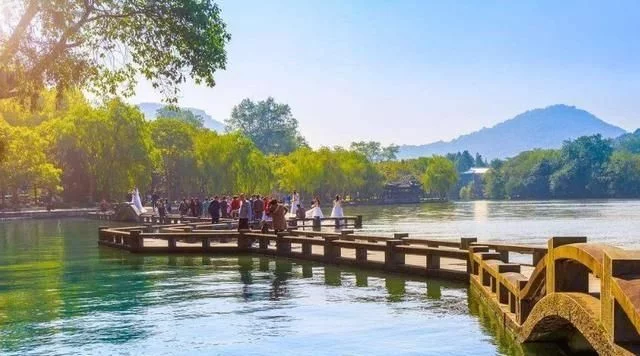 中国最有魅力的两个湖泊,同是5A级免费景点,一个自然一个现代【2020热门旅游景点】