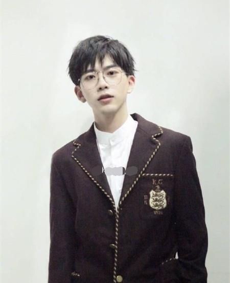 某音网红费启鸣耍大牌、摸妹子大腿?过分解读，还是确有其事?