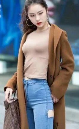 牛仔裤让女人的时尚气息淋漓尽致的展现出来，缔造出一般悠闲时尚