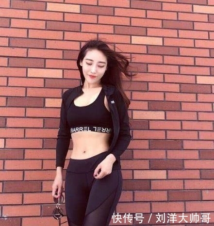 「姐姐」美女街拍:身材丰腴的大姐姐,吊带裙的穿搭,潮流范十足!