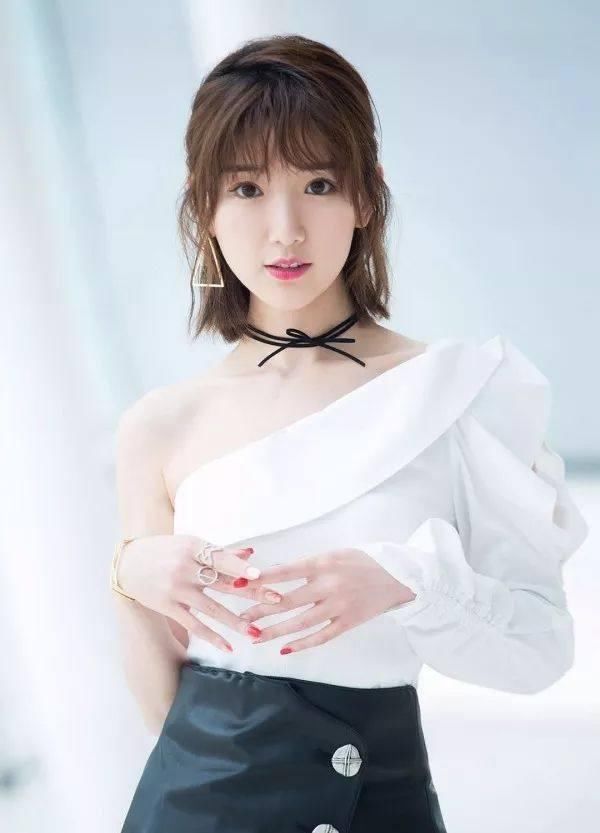 刘诗诗的“天鹅颈”，赵丽颖的优雅，女明星的露肩装少女又仙气