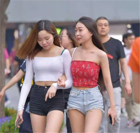  「乖巧」街拍长发飘逸+长款衬衫的美女，乖巧温柔的咬唇表俏皮可爱