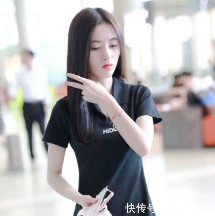 看了鞠婧祎穿修身长裙，再看看宋祖儿，身材干瘦和苗条真不一样