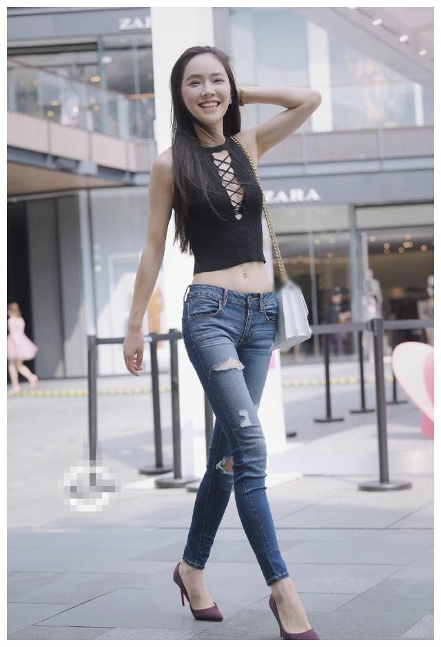 街拍:活泼的牛仔裤小姐姐,一双紫色高跟鞋,贵族气息十足!