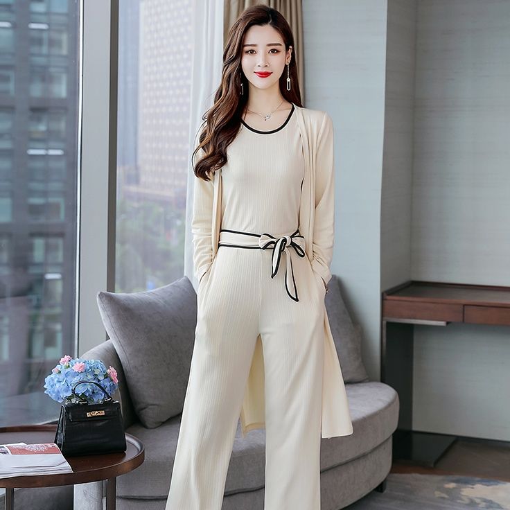 秋老虎还没走，这款秋季套装又火了!40岁妈妈穿美的羡煞旁人