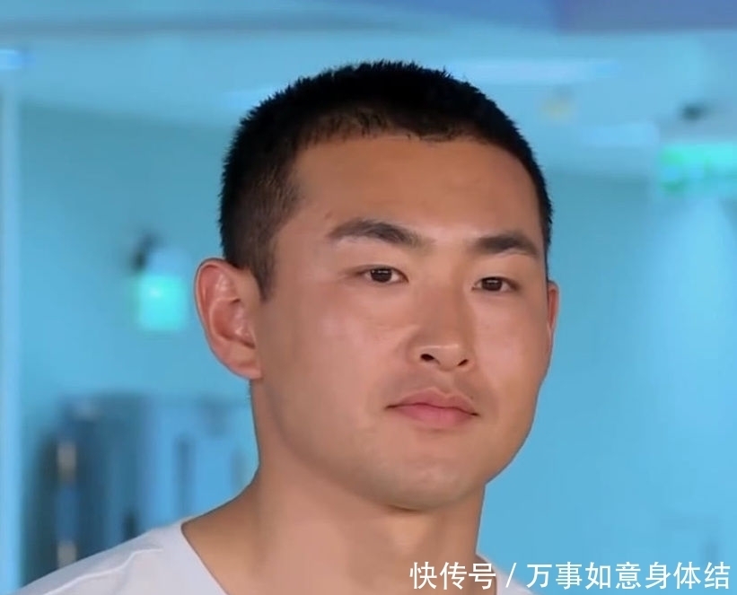 『大战』《奔跑吧》节目组搞两种待遇,人梯大战素人都戴头盔,跑男却没有