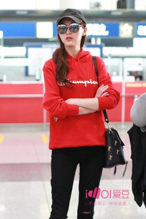 唐嫣今日北京飞巴黎 是机场上最醒目的一颗红糖！