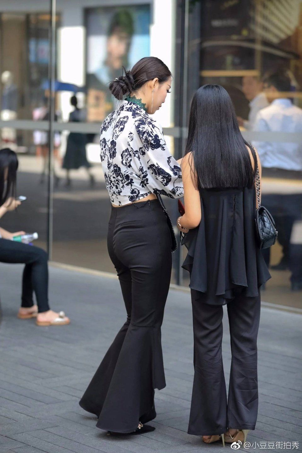 一点点街拍：美女姐姐穿着打扮时尚大方，看起来很高贵的样子