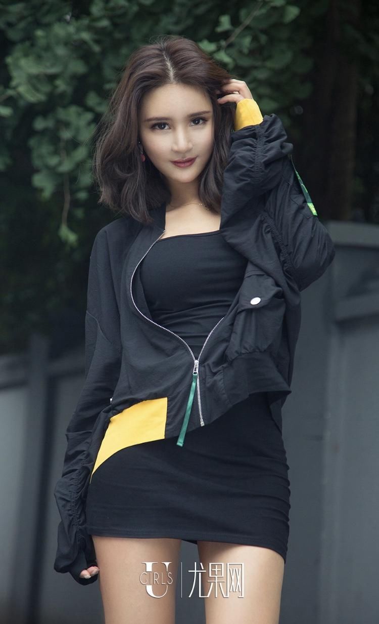 街拍：短发尹菲美女 气质佳