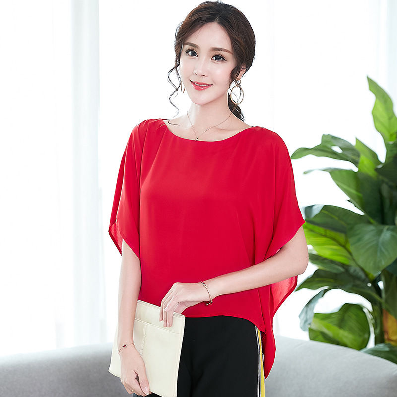 女人一旦过了40，可不要随意穿搭，瞧下图穿搭，背影都美爆