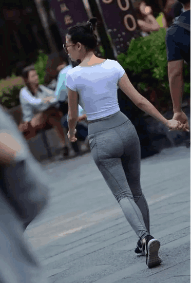 街拍：穿紧身裙的气质小姐姐，勾勒好身材