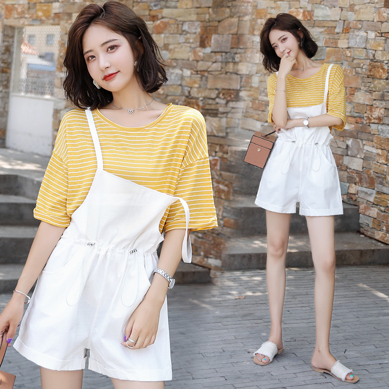 今年流行这裤子叫：初恋裤！比“烂大街”的阔腿裤更时髦显瘦