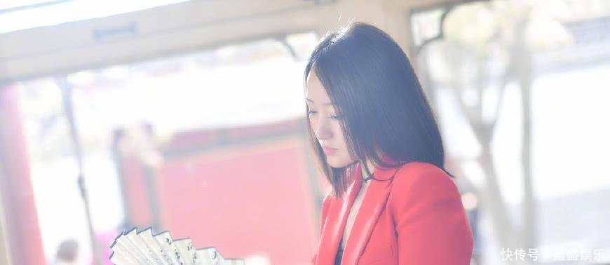 47岁杨钰莹装嫩打扮成18岁少女, 这大粗腿也太尴尬了