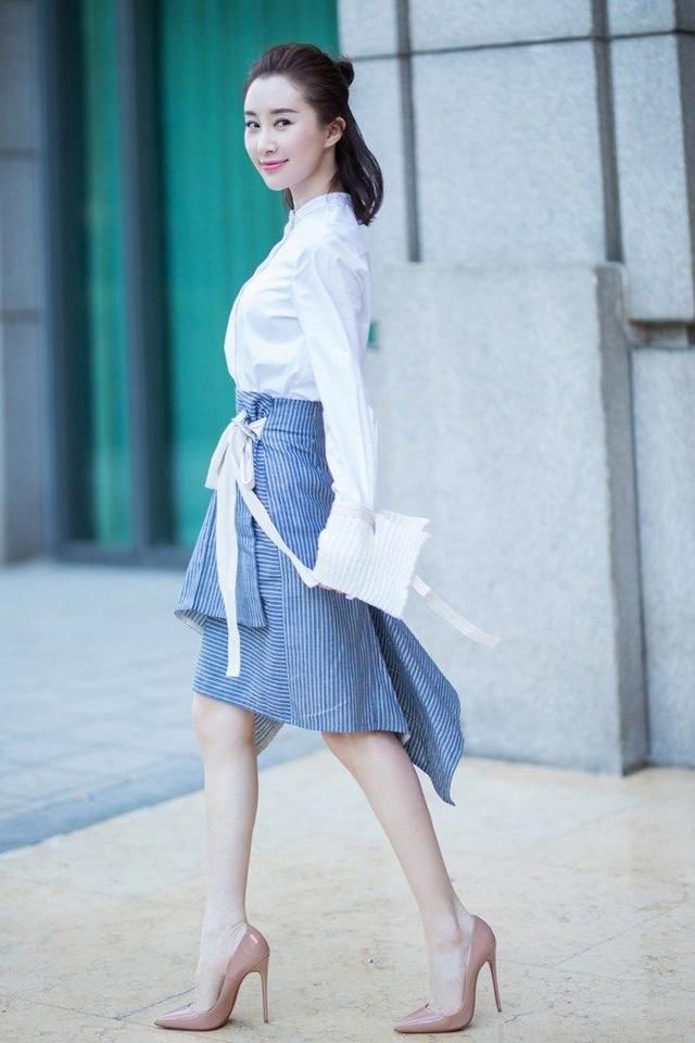 舒畅清新穿搭亮相，吊带粉裙搭配鱼嘴鞋，可女神的小细腰哪去了?