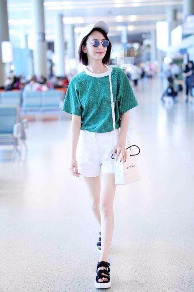佟丽娅简直是T恤搭短裤的教科书，每一套都能穿出你想要的效果！
