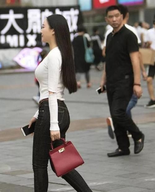  [面带笑容]养眼女神街拍：面带笑容的美女，一条白色的连衣裙，时尚清新美丽大方