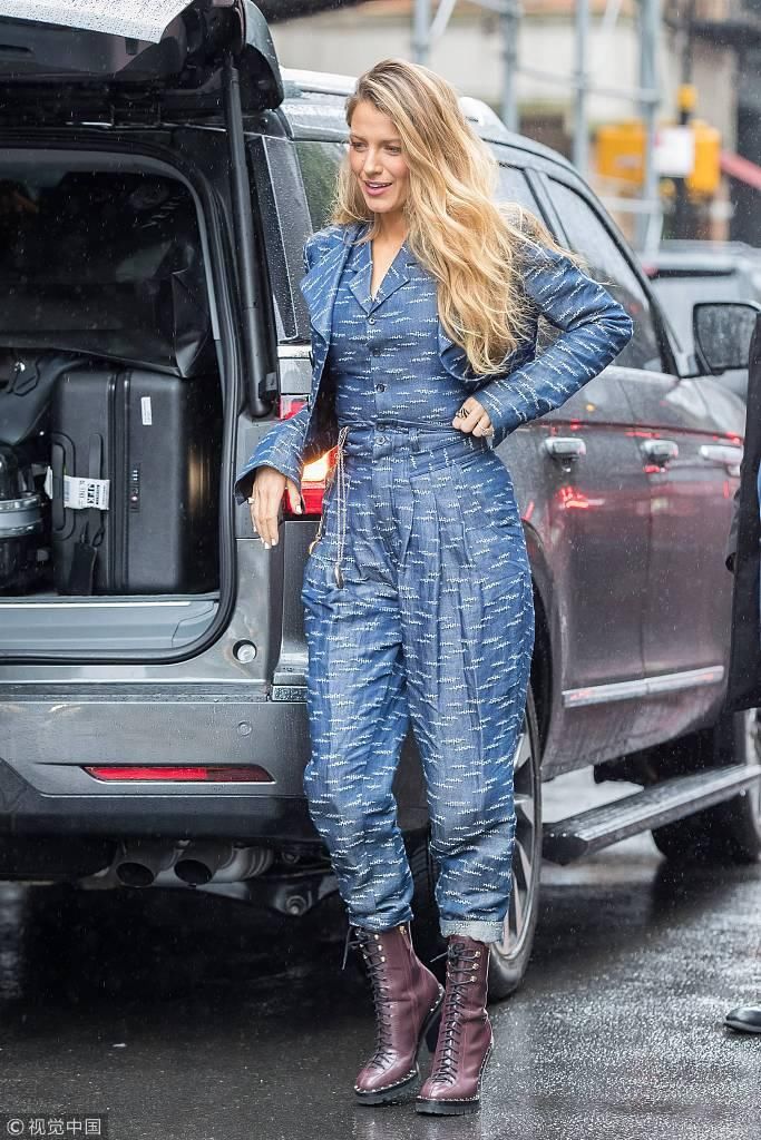 布莱克莱弗利穿连体装显高挑身材前凸后翘 长发飘逸灿笑挥手无星