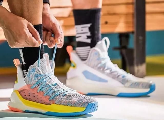  『水花二代』三百块入手国产好鞋！设计大升级 配置不逊色千元旗舰款