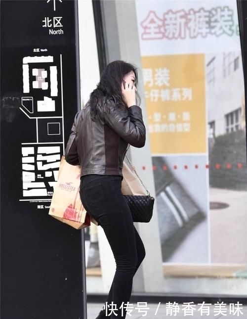  「气质」黑色紧身牛仔裤，身材微胖的姑娘穿着更有型，短款皮夹克更显气质
