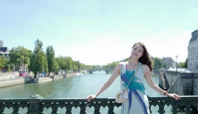  【迷人】谢杏芳林丹同框，谢杏芳一袭红裙搭配黑丝袜性感迷人，大长腿抢镜