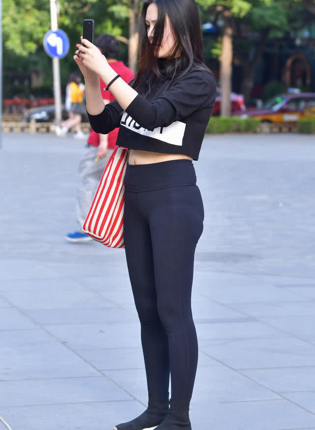 气质女神紧身运动裤尽显饱满曲线，广场里跳舞秀柔美身姿