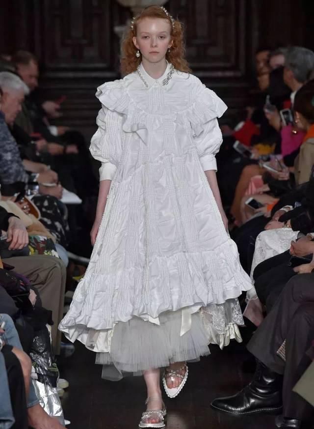 『穿着』只要穿着Simone Rocha,就可以一直做少女哦