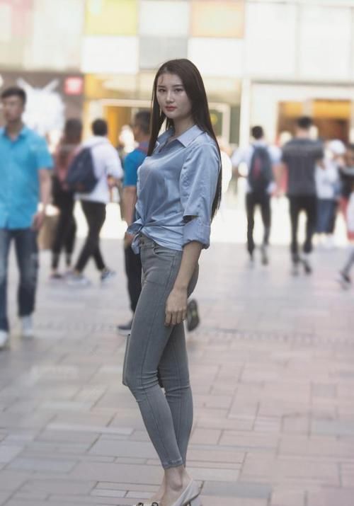  天然：街拍：小姐姐大长腿配上白色的休闲鞋，给人一种赏心悦目的舒适感