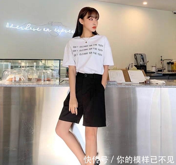  适合：别总穿牛仔短裤，今夏流行“老爹短裤”，搭配这3件上衣，很潮！