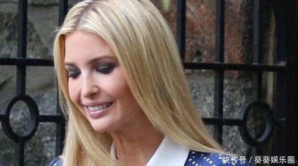 穿着蓝色白点连衣裙的伊万卡优雅亮相，这件复古裙子还这么受欢迎