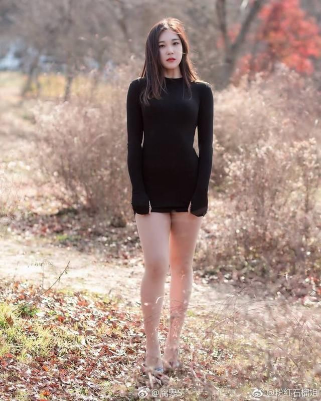 户外小姐姐纯黑连衣裙的诱惑,好看还有味道,她美吗?