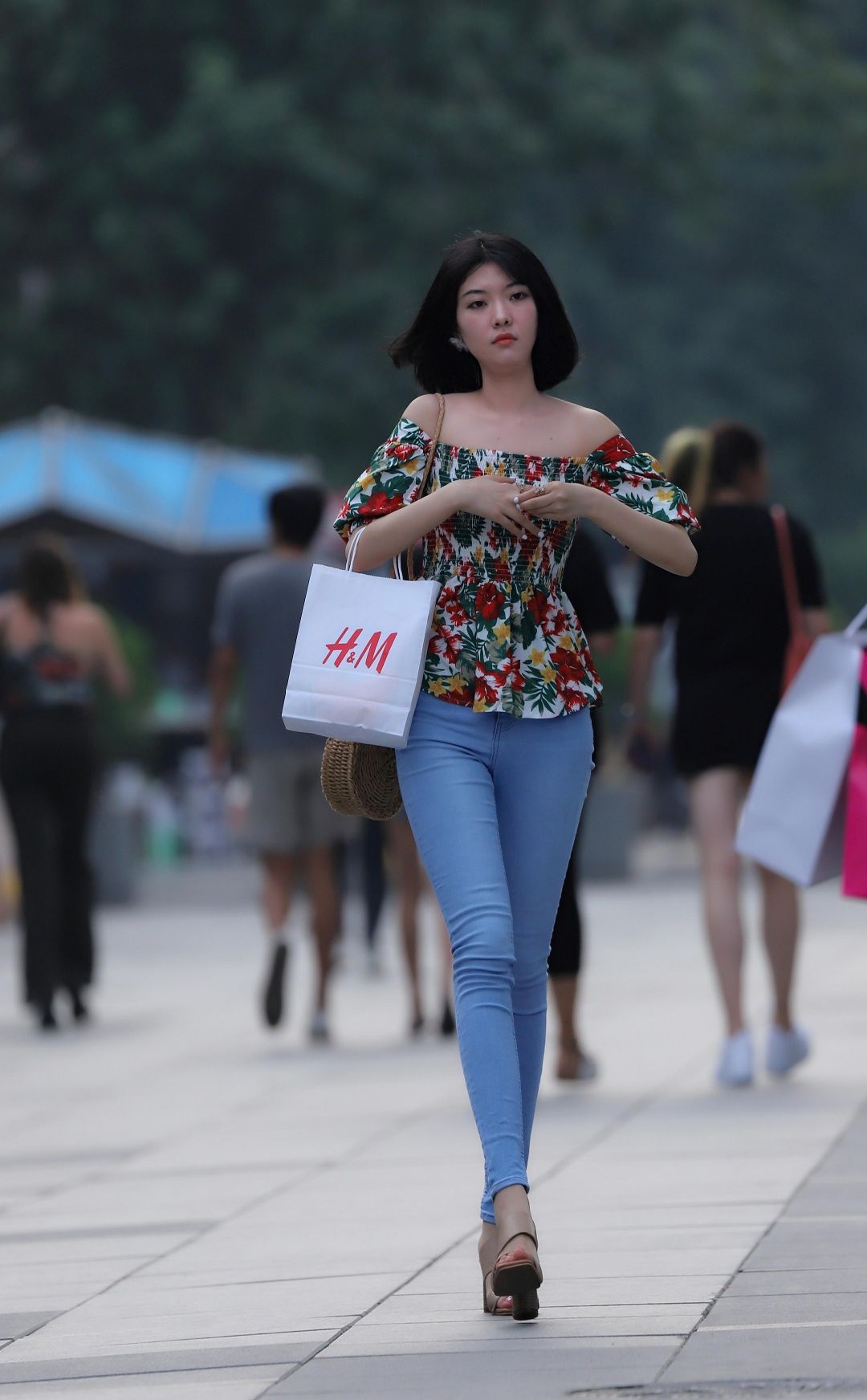 街拍：这些长腿女孩们美的很自然，你喜欢欣赏腿长的女孩吗？