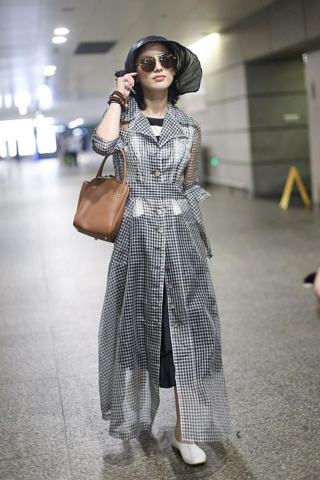 黄圣依这帽子被嘲是垃圾袋，网友:一辈子都买不起人家的垃圾袋!