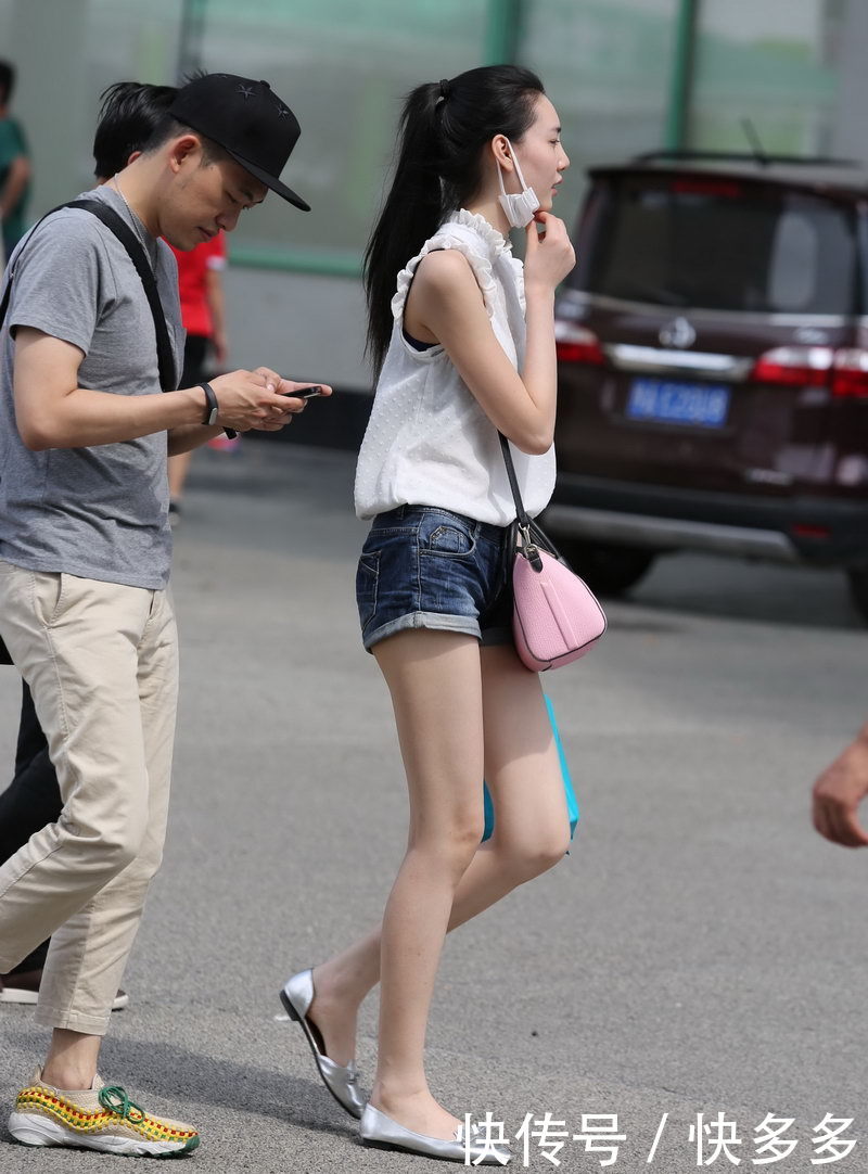 街拍：小姐姐超短裤可爱长腿，银灰色平底鞋尽显嫩白脚丫，长相漂