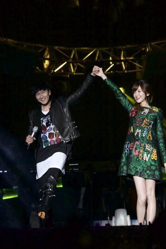 有种衣服一般人穿不好像大妈，而迪丽热巴穿起来，敢叫板英国王室