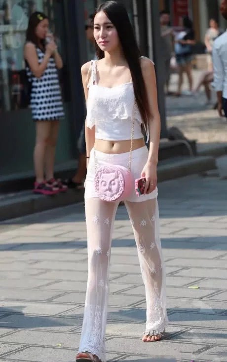 气质小姐姐透视装大显性感身材，路过的大妈都忍不住要停下来看一